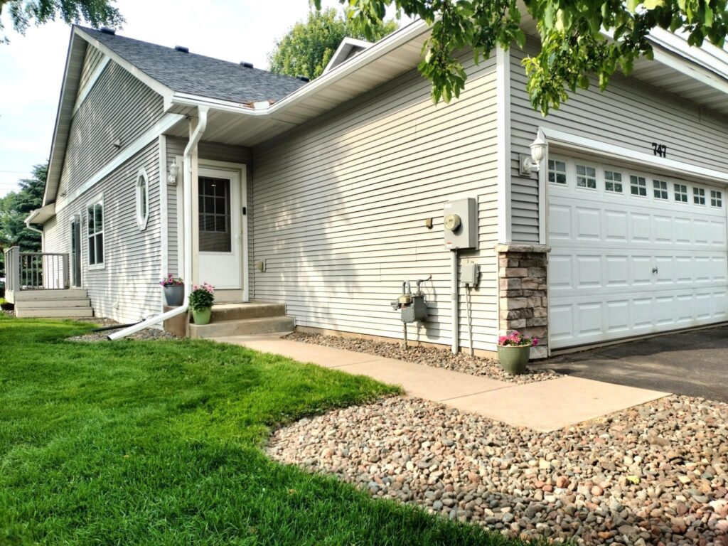 Looking For A Low-Cost Real Estate Agent? We Are Here!